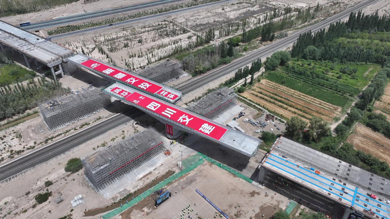 媒体关注 | 新疆最大跨度双幅同步转体公路桥实现精准转体