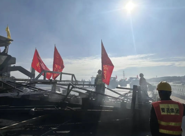 成乐高速青龙至新津段“最复杂枢纽”路面工程顺利完工